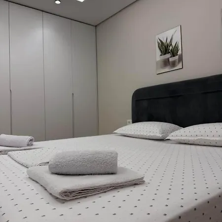 Cozy 2 Bedroom Getaway Apartament