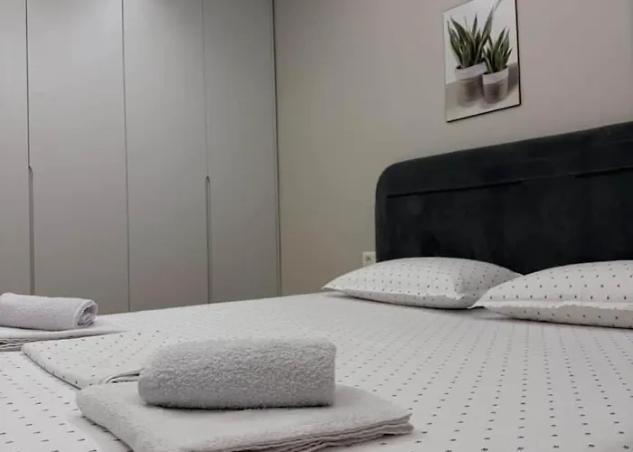 Cozy 2 Bedroom Getaway Apartament